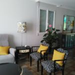 Fauteuils restaurés, abat-jour crée ainsi que les coussins en harmonie avec le nouveau décor