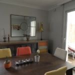 l'abat-jour est assorti aux couleurs des fauteuils